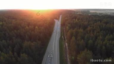 空中<strong>日出</strong>拍摄城市外的道路在农村森林与卡和卡车通过购买 - 跟随车辆拍摄 - 从上面的顶视图